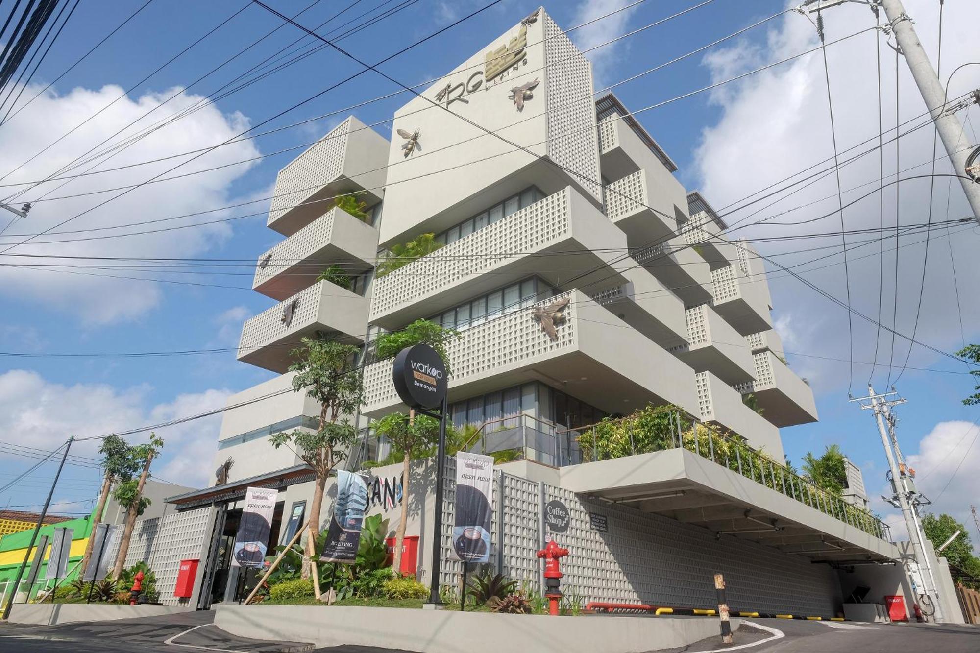 Sans Hotel Rg Living Jogja By Reddoorz Pakualaman Exterior photo