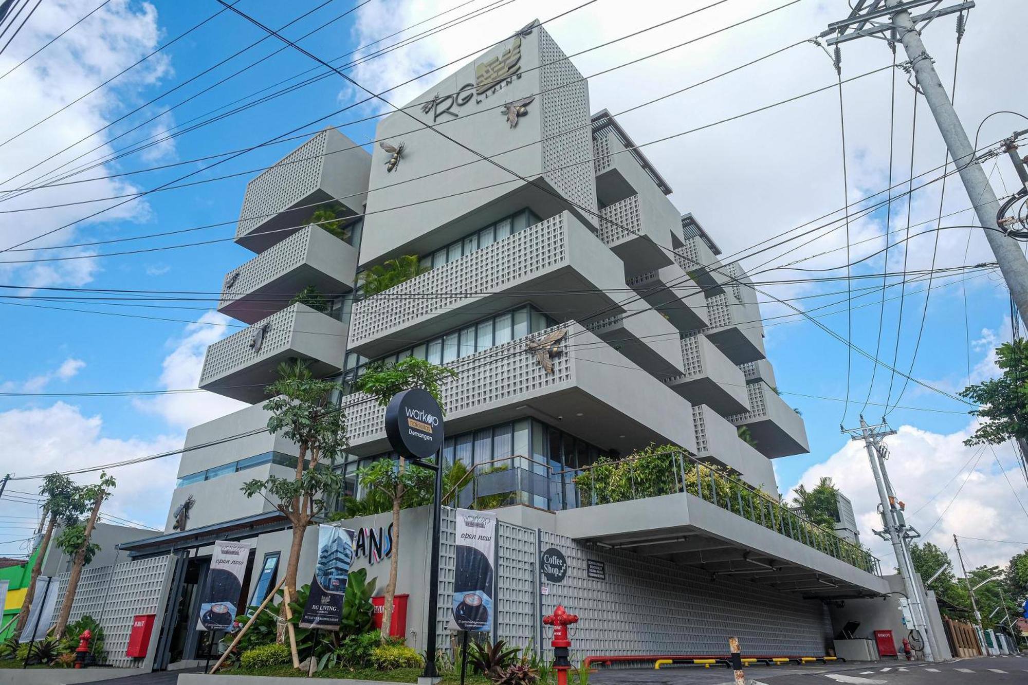 Sans Hotel Rg Living Jogja By Reddoorz Pakualaman Exterior photo