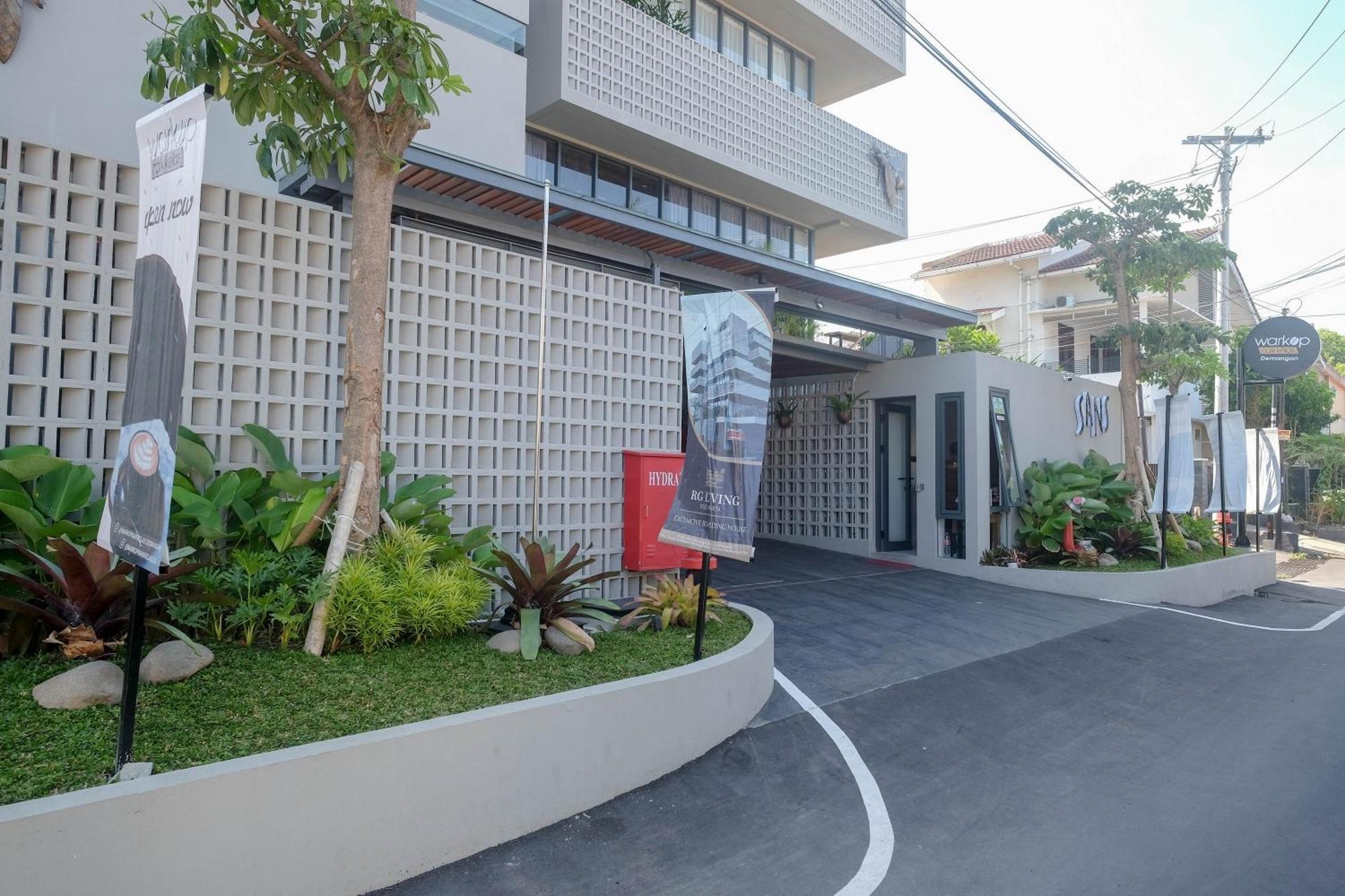 Sans Hotel Rg Living Jogja By Reddoorz Pakualaman Exterior photo