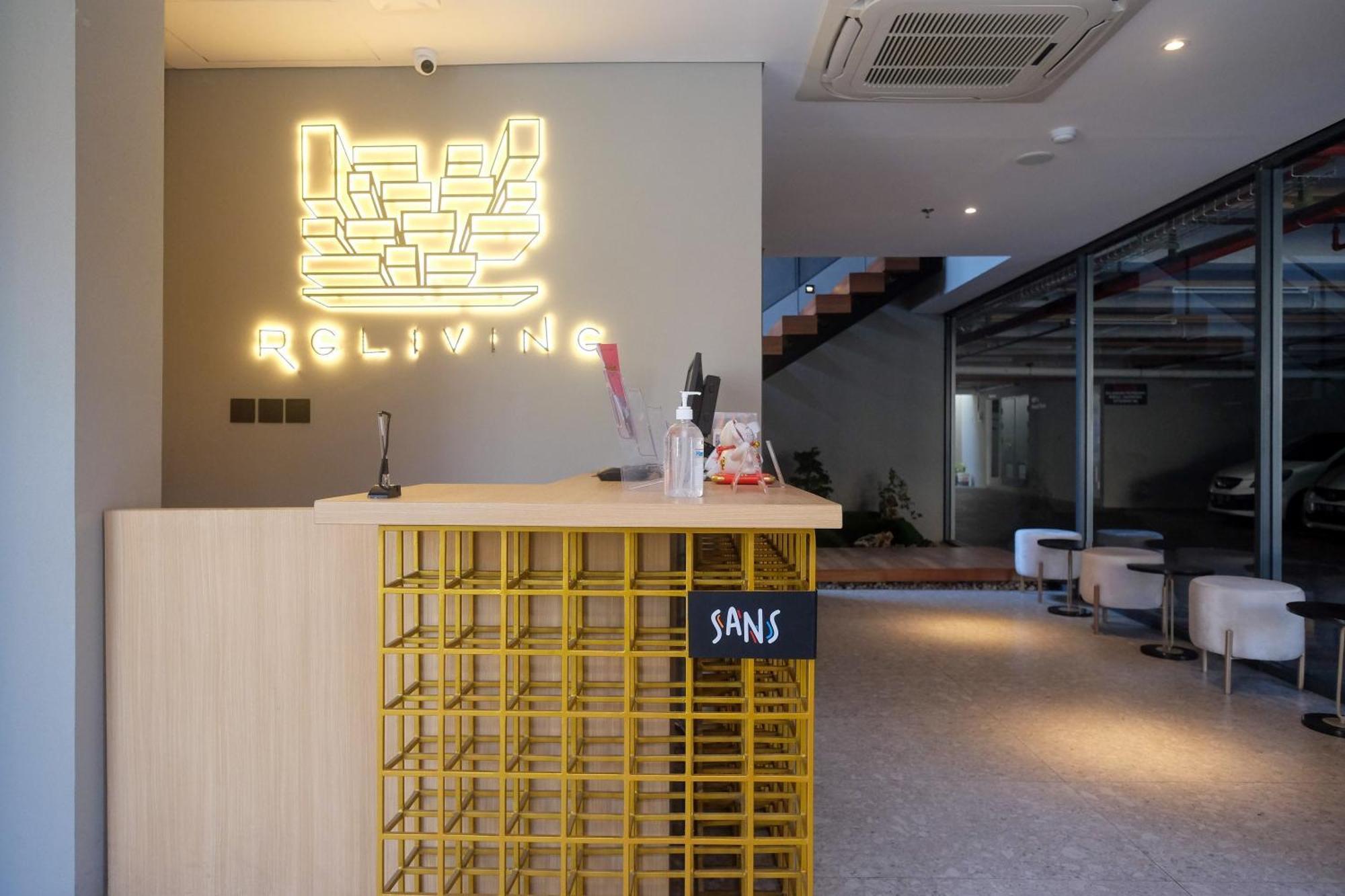 Sans Hotel Rg Living Jogja By Reddoorz Pakualaman Exterior photo