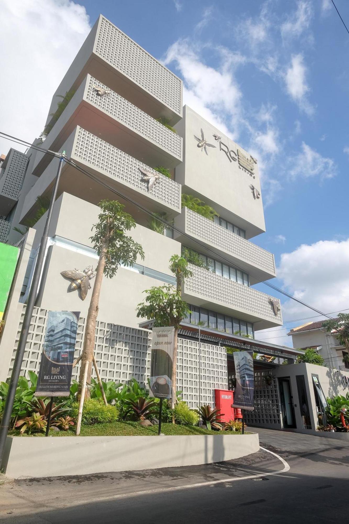 Sans Hotel Rg Living Jogja By Reddoorz Pakualaman Exterior photo