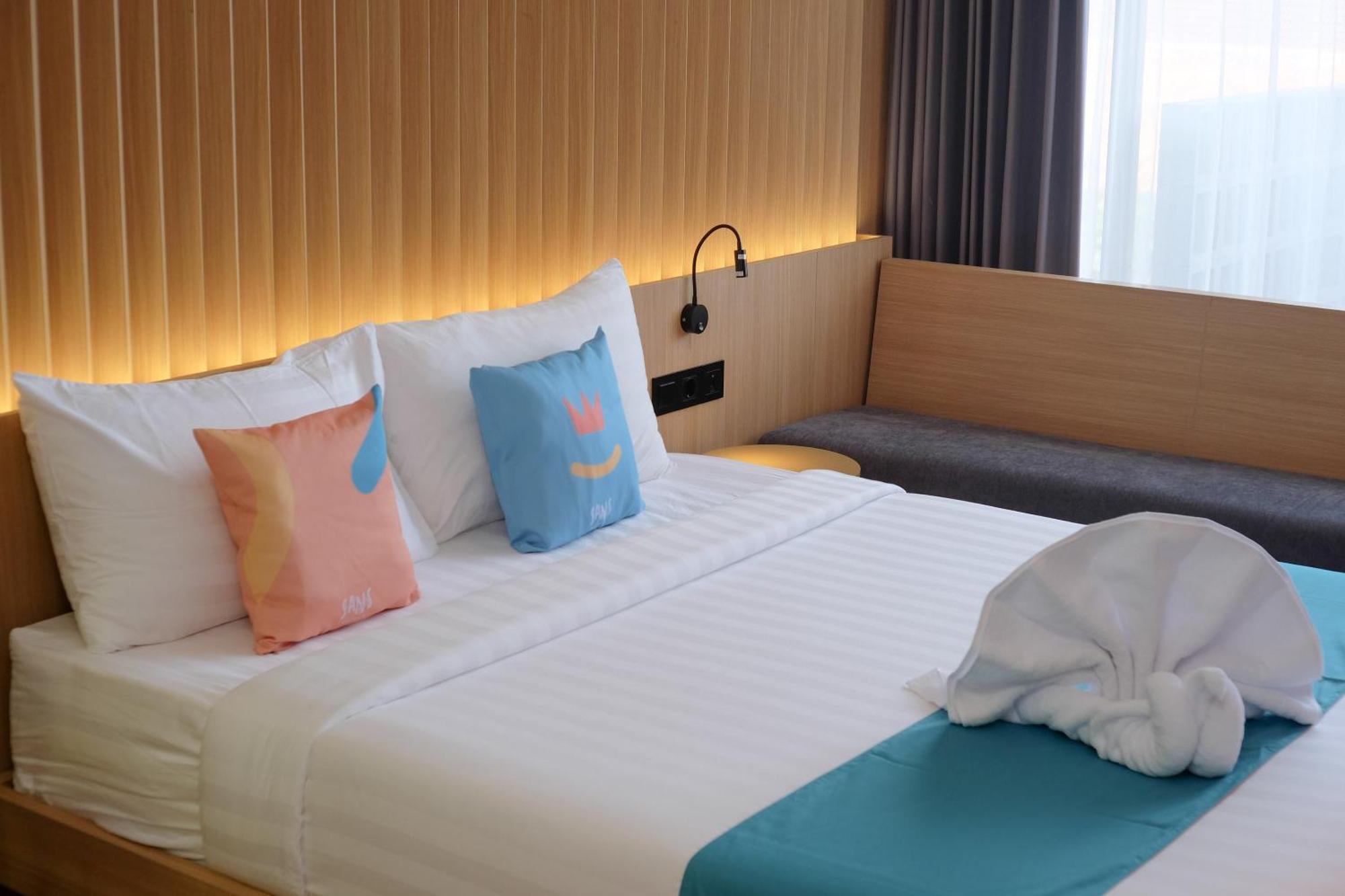 Sans Hotel Rg Living Jogja By Reddoorz Pakualaman Exterior photo