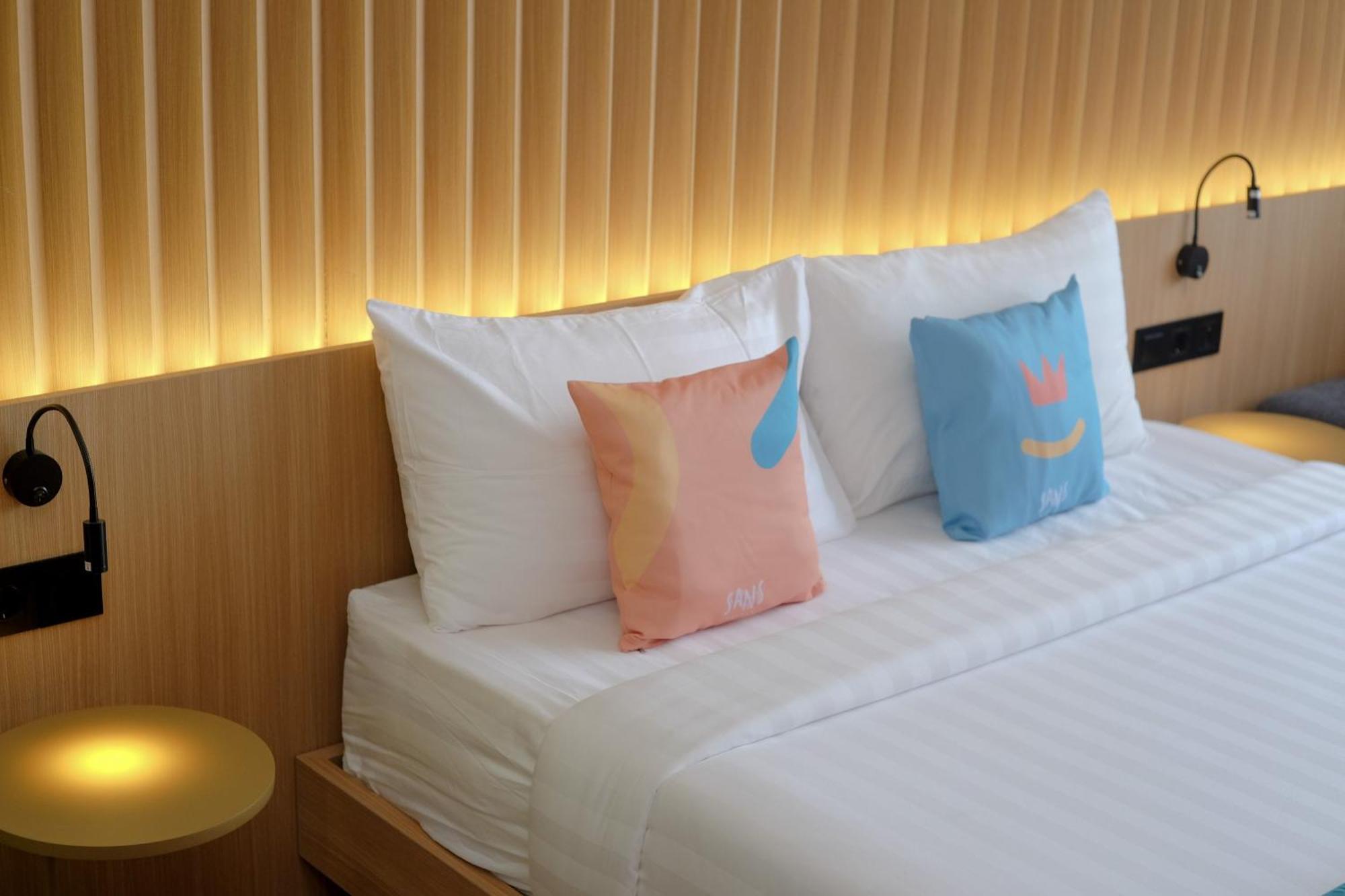 Sans Hotel Rg Living Jogja By Reddoorz Pakualaman Exterior photo